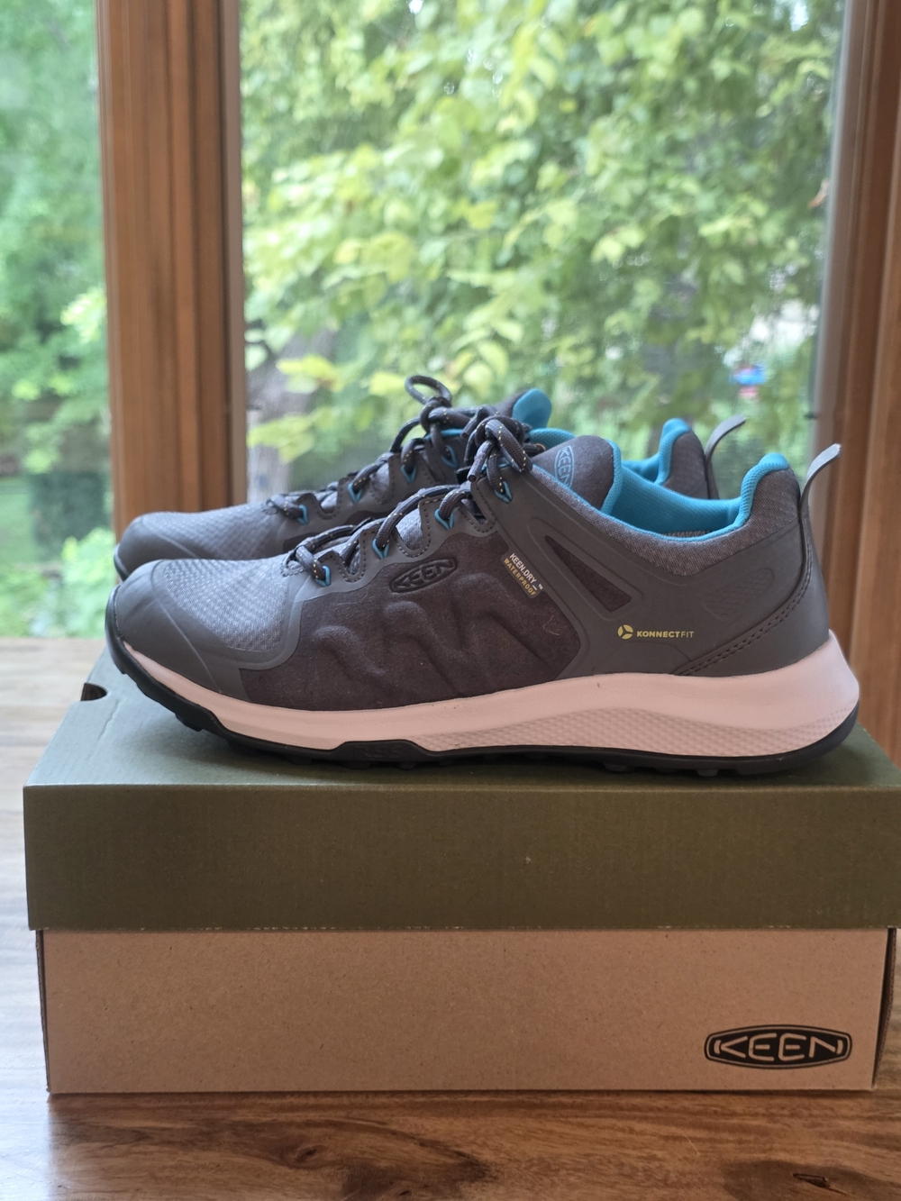 KEEN Women's ExploreWP. Hiking Shoes-steel gray/ bright turquoise. Size 10.5 NIB